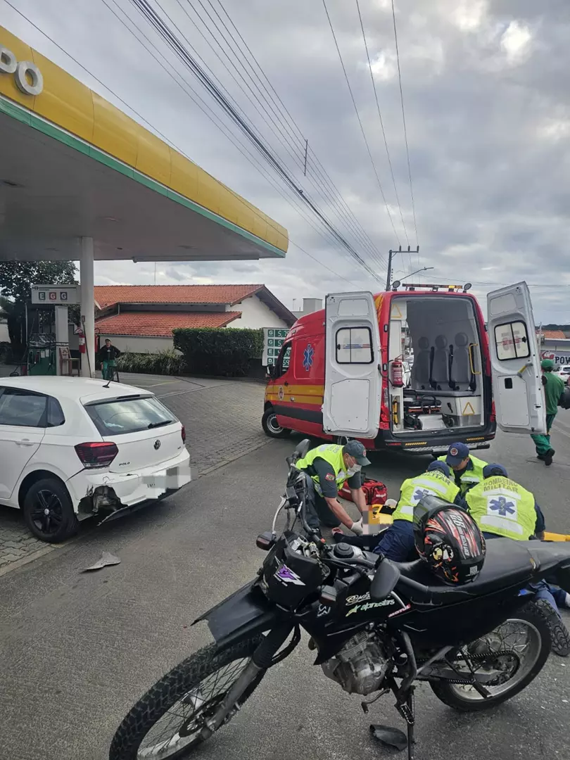 Acidente entre moto e carro deixa jovem ferido